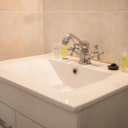 Ultra Central Studio Apartment *