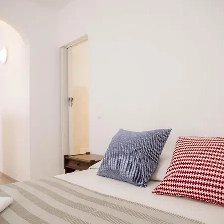 Ultra Central Studio Apartment