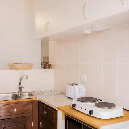Ultra Central Studio Apartment